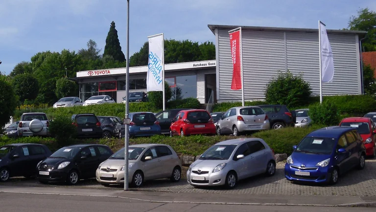 Kontaktinformationen und -formular beim Autohaus Goos in Nürtingen Innenansicht des Autohaus Goos in Nürtingen. Darin befinden sich Sitzgelegenheiten und Vorschau Autos