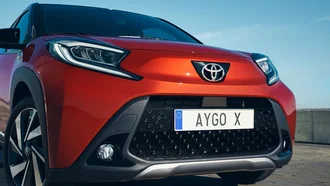Toyota AYGO X – Frontansicht in Rot