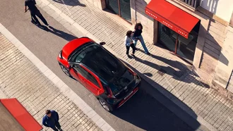 Toyota AYGO X – Draufsicht auf zweifarbiges Fahrzeug in der Stadt