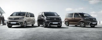Drei Toyota Proace Verso von vorne fotografiert