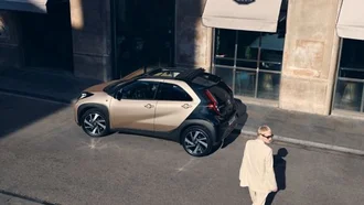 Toyota AYGO X – Außenansicht von oben mit Zweifarblackierung