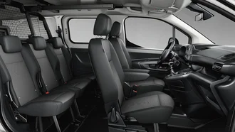 Komplettes Interieur des Toyota Proace City im Profil (Vorder- und Rücksitze)