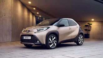 Toyota AYGO X – Außenansicht schräg von vorn (Ginger)