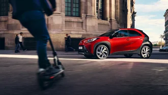 Toyota AYGO X in der Stadt – Seitenansicht während der Fahrt
