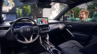 Innenansicht des Toyota Corolla Cross aus der Sicht des Fahrersitzes mit Blick auf das Seitenfenster des Beifahrers.