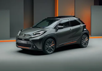 Toyota AYGO X – schräge Frontansicht in Grau