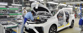 Informationen zum Kundendienst beim Autohaus Goos in Nürtingen Ein Mechaniker repariert einen weißen, auseinander gebauten Toyota