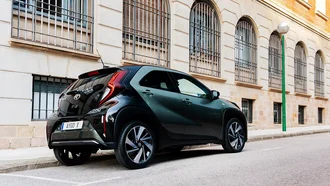 Toyota AYGO X – Heckansicht in der Stadt